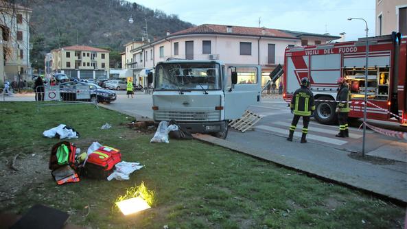 I prenë këmbën të birit, babai shqiptar mes lotëve: “Ai burrë ishte i dehur në timon, duam drejtësi”