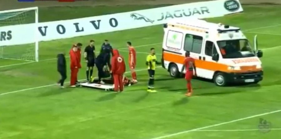 VIDEO/ Doli nga fusha me ambulancë, ylli i Superligës humb sezonin