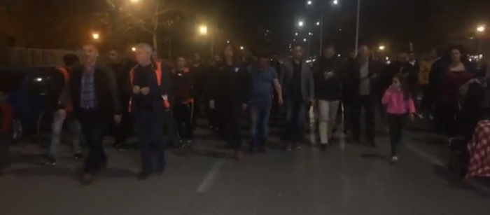 VIDEO/ Banorët e ‘Unazës Re’ nisin marshimin për tek Drejtoria e Policisë