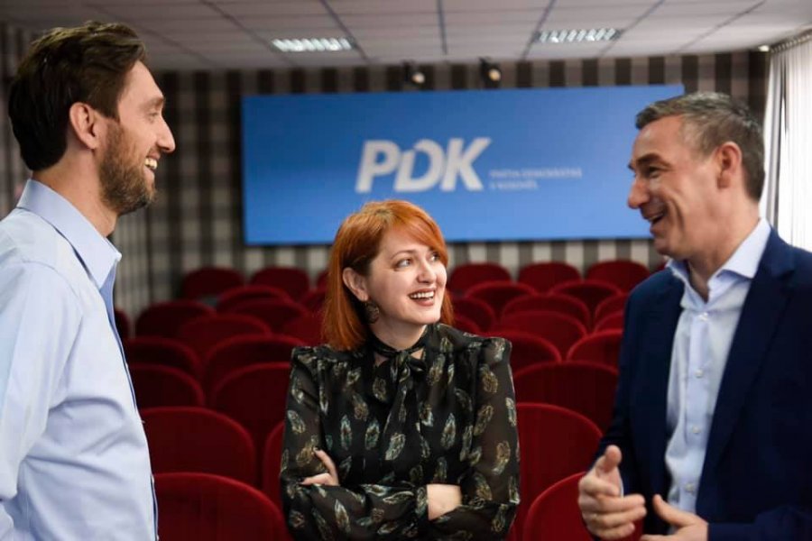 FOTO/Tashmë zyrtare, këngëtarja shqiptare bëhet pjesë e politikës