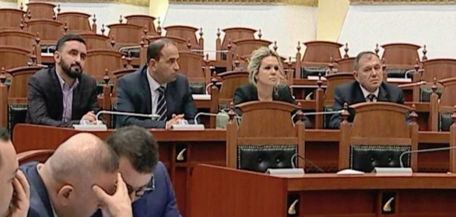 4 deputetët e rinj betohen në Parlament, mazhoranca ‘euforike’ duartroket
