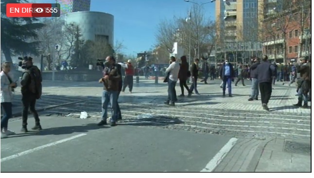 VIDEO/ Protestuesit futen tek parlamenti, policia hedh gaz lotsjellës
