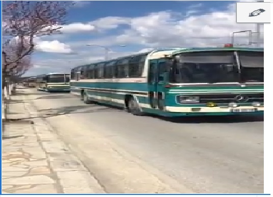 VIDEO/ Autobusat e mbushur plot me administratë që shkojnë në takimin e Ramës në Berat