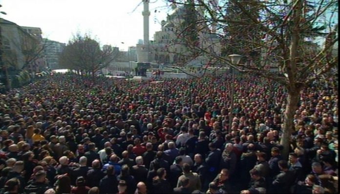 VIDEO/ Rekord! Nga Qarku i Gjirokastrës 1500 protestues drejt kryeqytetit