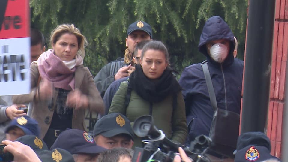 Këlliçi publikon FOTO: “Shihini mirë, ja personat që përndjekin qytetarët në protestë”