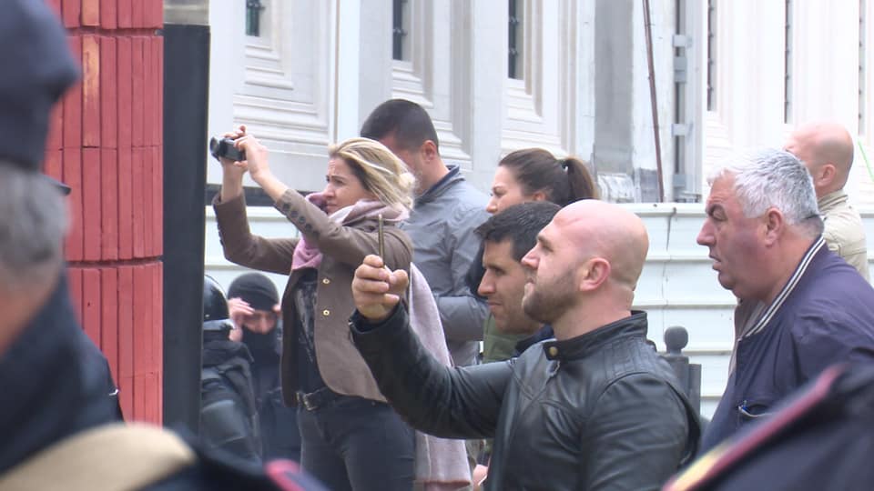 Këlliçi publikon FOTO: “Shihini mirë, ja personat që përndjekin qytetarët në protestë”