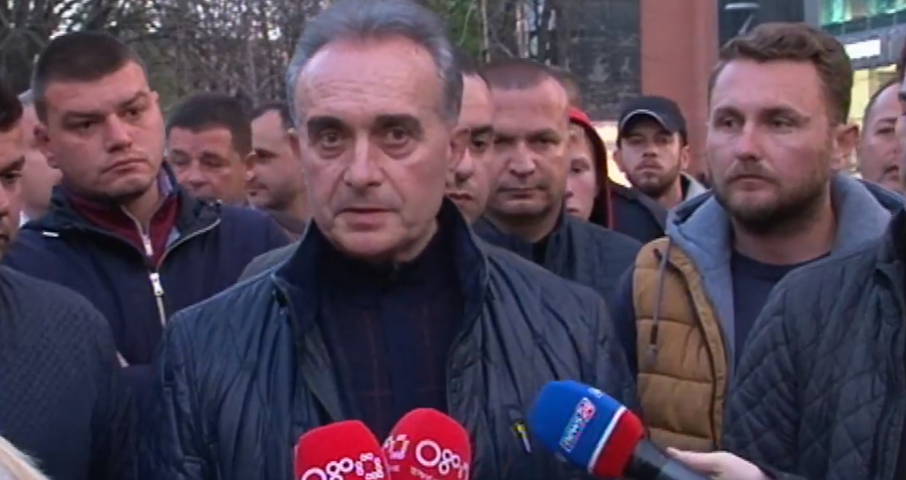 VIDEO/”Shoh djalin të mbuluar me gjak”, ish-deputeti sqaron incidentin: I morën telefonin me dhunë…