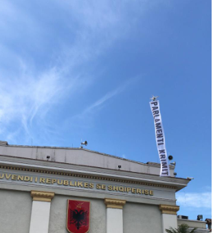 VIDEO/”Parlamenti i Krimit”, PD ngre banderolën mbi policët