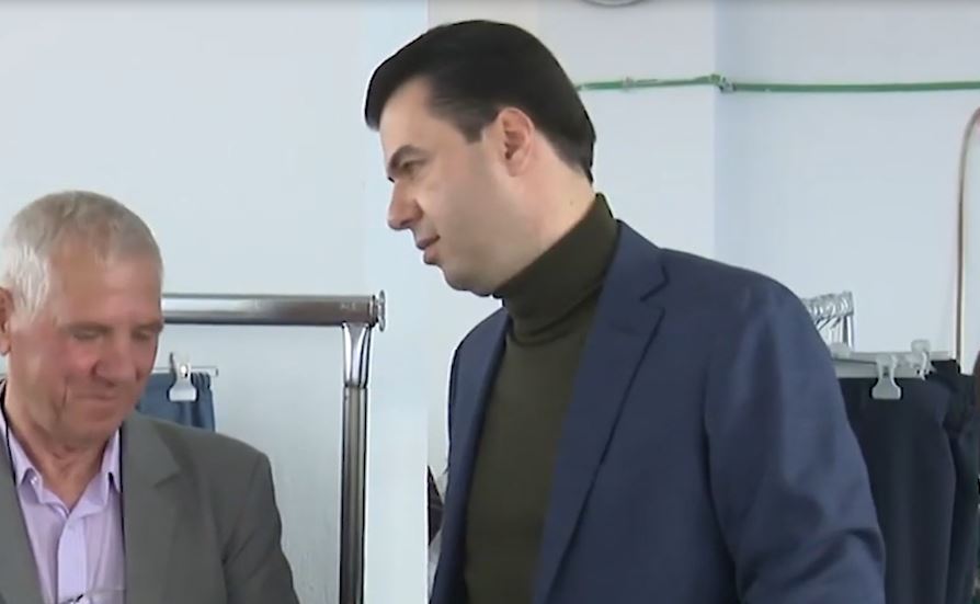 Basha: Rama jeton në luks, shqiptarët nuk paguajnë dot biletën e autobusit