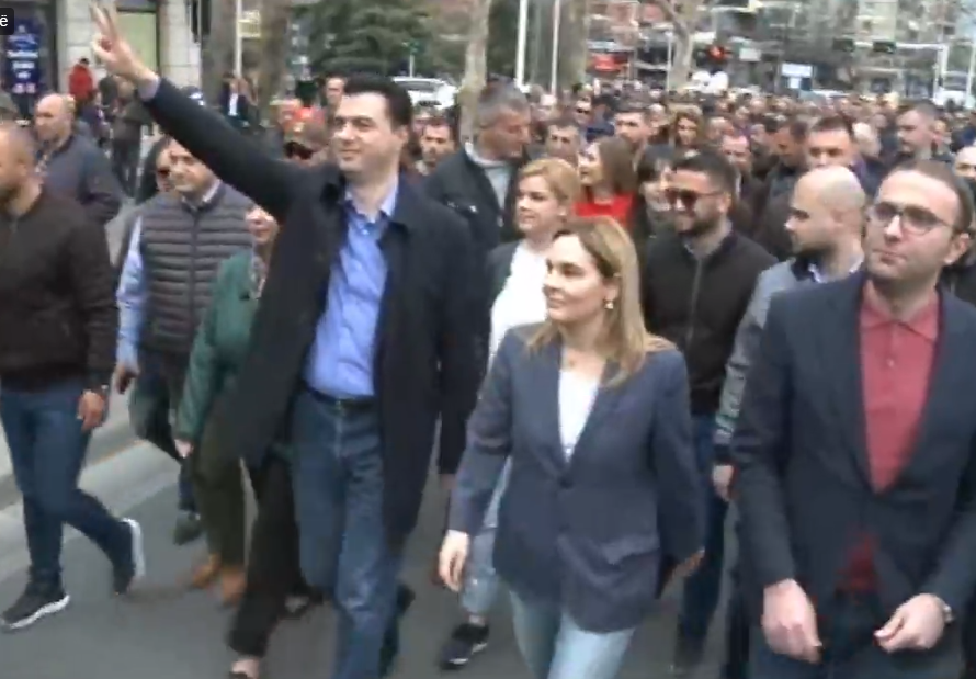 VIDEO/”Dita e protestës jo konferencave”, Basha bashkohet me protestuesit para Parlamentit