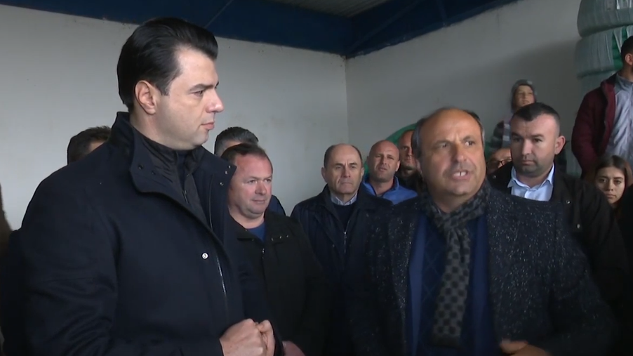 VIDEO/Ndalohet se mbante flamurin e PD, banori bën thirrje: Mos u trembni…