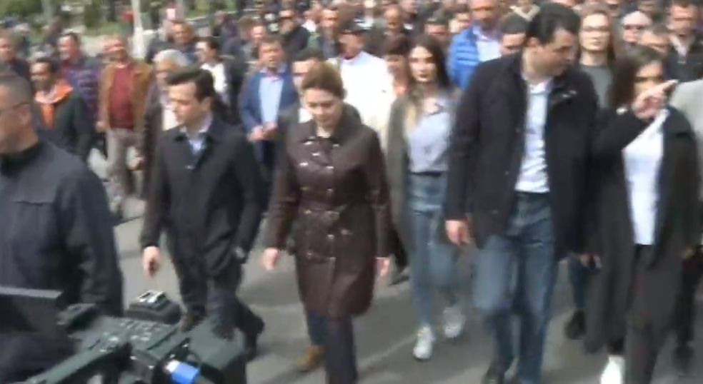 Protesta merr tjetër drejtim, qytetarët nuk ndalen: Rama ik!!!