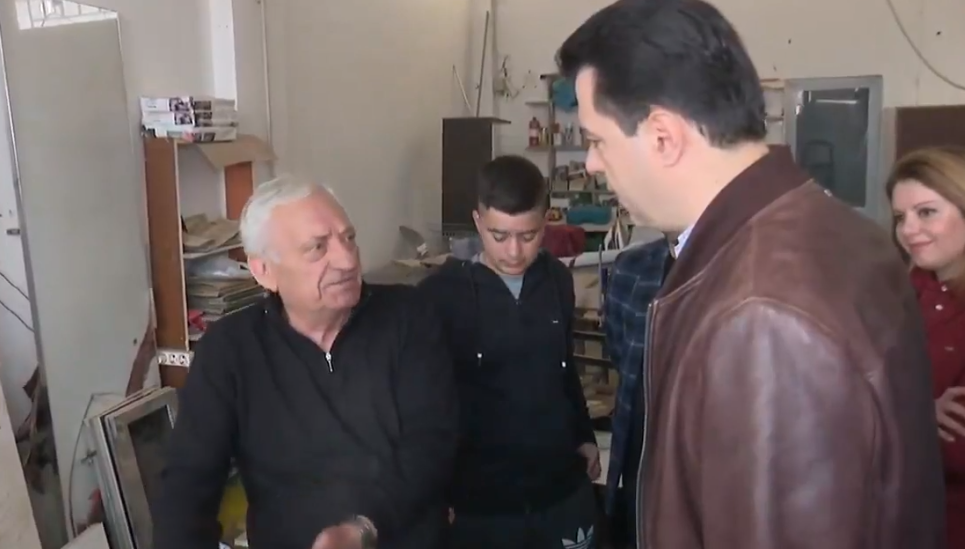 VIDEO/”Luli do t’iu mbështesim” Basha merr përkrahjen e banorëve në Paskuqan