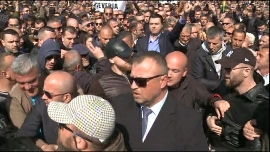 VIDEO/ Djali i Azem Hajdarit në protestë krah Bashës