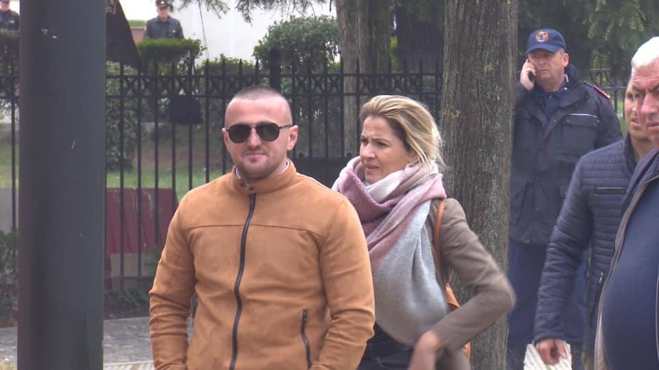 Këlliçi publikon FOTO: “Shihini mirë, ja personat që përndjekin qytetarët në protestë”