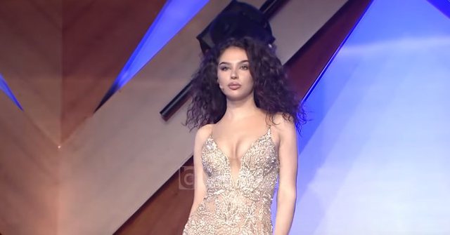 Velina e re e Mamaqit rrezohet ne shkallet e skenes