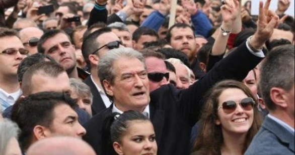 Batutat e Berishës gjatë protestës: Unë në formë jam edhe kur hidhet gaz…