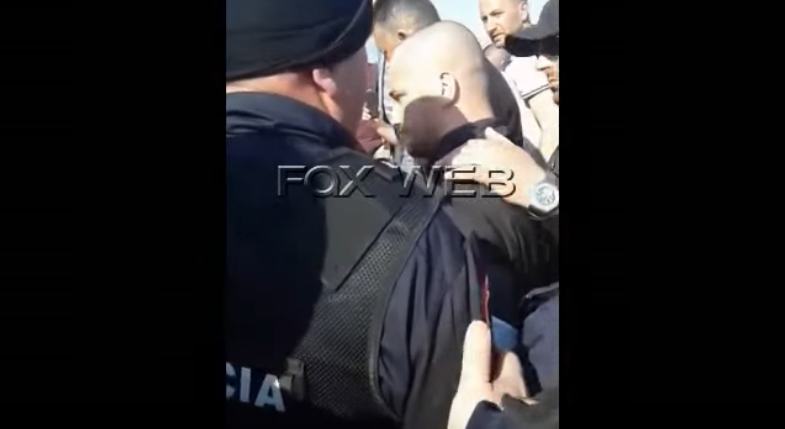 VIDEO/Dalin pamjet nga ceremonia mortore,  Astmer Bilali me pranga dhe i rrethuar nga policët