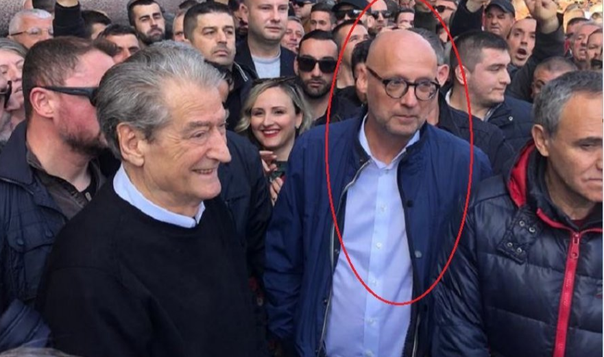 FOTO/ Përfaqësuesi i Merkel i bashkohet protestës së opozitës