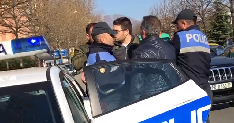 VIDEO/Policia hakmerret ndaj Fierit: I dhunon djalin dhe ndalon ish-deputetin e PD