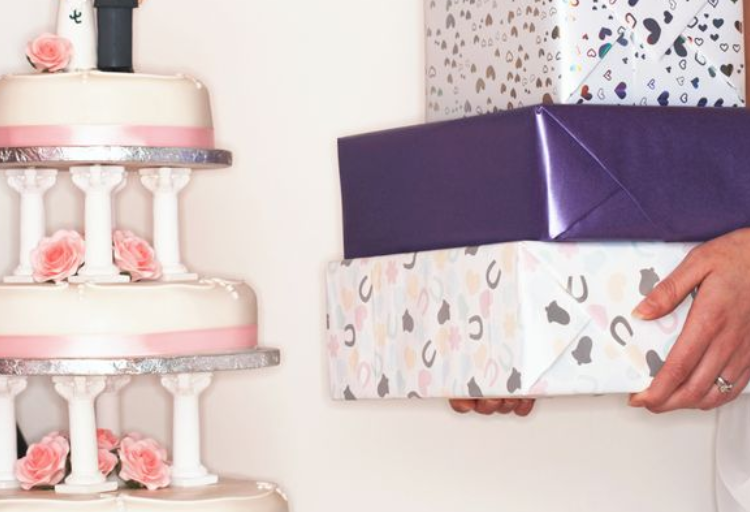 Pas i dha çiftit shumën e madhe të parave për dhuratë, xhaxhai u kërkon lekët mprapsht