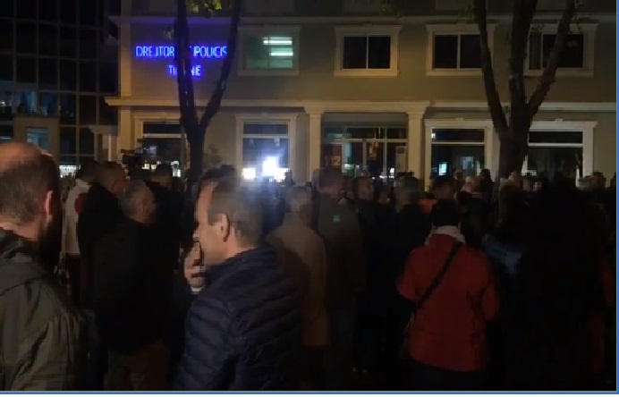 VIDEO/ ‘Lironi çunat’, protestuesit mbërrijnë te Drejtoria e Policisë, çfarë po ndodh?