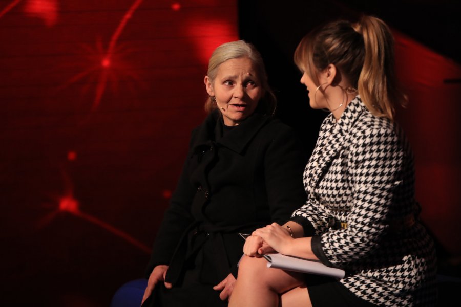 E vetme në varfëri ekstreme, gjyshja që kujdeset për fëmijët e vajzës në burg