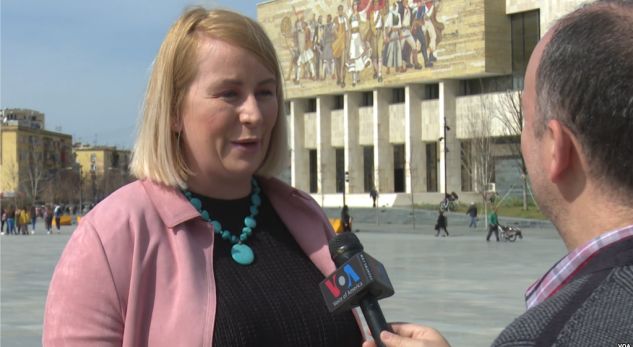 I anuluan rinovimin e lejes së qëndrimit në Shqipëri, gazetarja britanike: Shkak shkrimet kritike për situatën e vendit