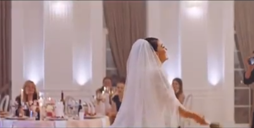 VIDEO/E veshur me të bardha, Elvana vjen me një surprizë të veçantë