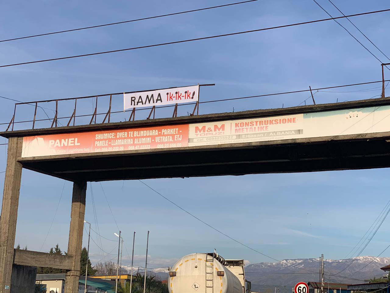 FOTO/ “Elbasani mirëpret këdo për natën dhe ditën e verës, por i thotë largohu Ramës”