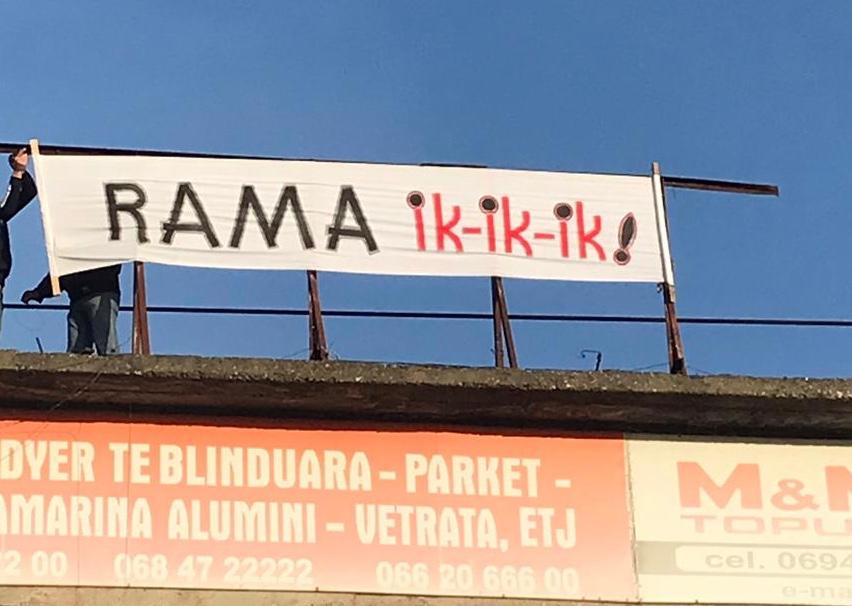 FOTO/ “Elbasani mirëpret këdo për natën dhe ditën e verës, por i thotë largohu Ramës”