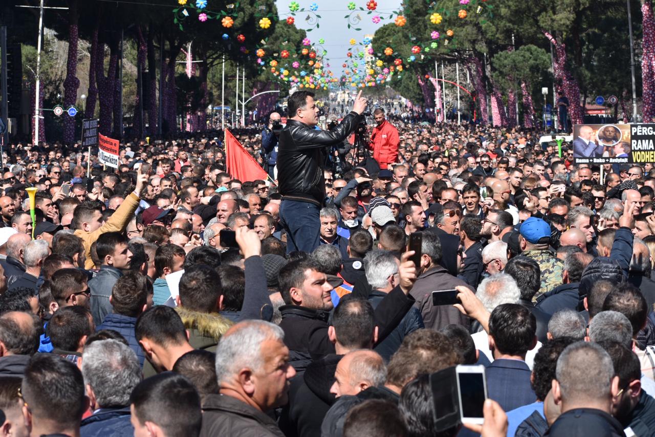 VIDEO/ “Do mbajmë të rrethuar kryeministrinë”, nis marshimi i dytë i qytetarëve
