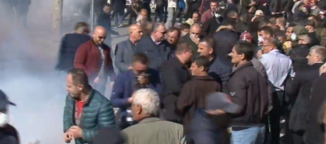 Policia hedh gaz lotsjellës, protestues të lënduar, reagon Meta