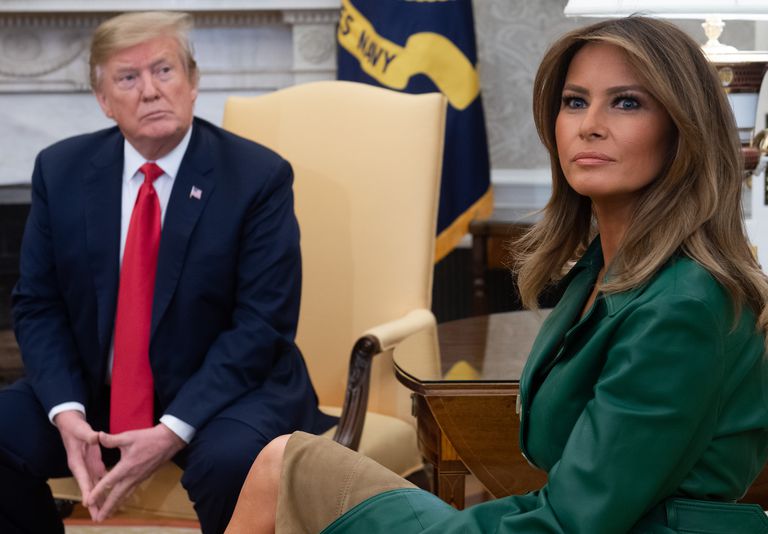 VIDEO/Sjelljet e çuditshme të presidentit Trump, këtë herë “harron” Melanian jashtë