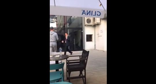 VIDEO/Momenti kur deputeti i ri qëllohet me bojë të kuqe, Gjoni flet pas sulmit