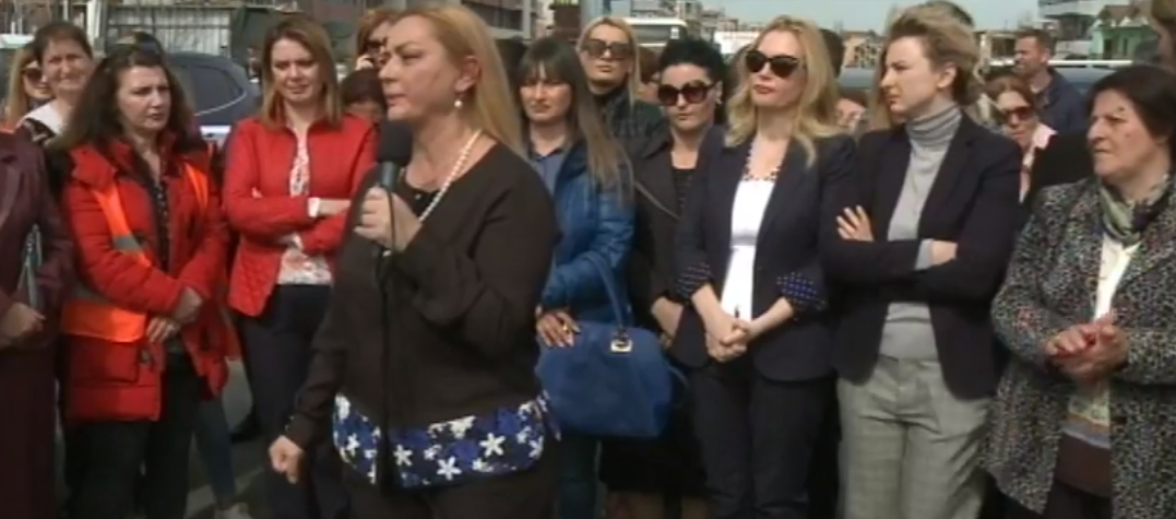 VIDEO/”Të mbrojmë shtëpinë tonë të përbashkët, Shqipërinë”, gratë e opozitës në protestë