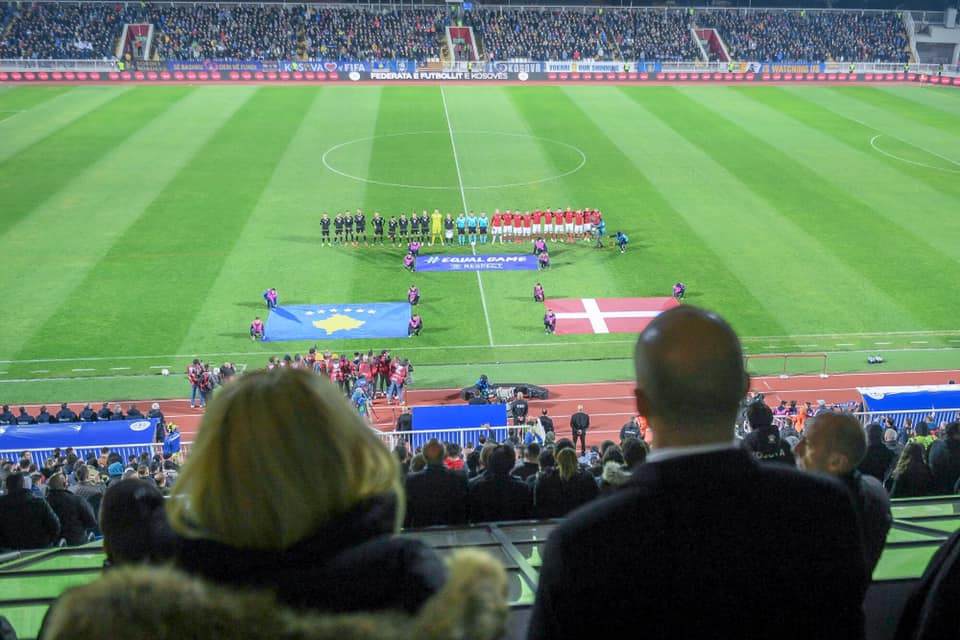 Çifti kryeministror tifo për dardanët: Me ty Kosovë, në çdo përballje!