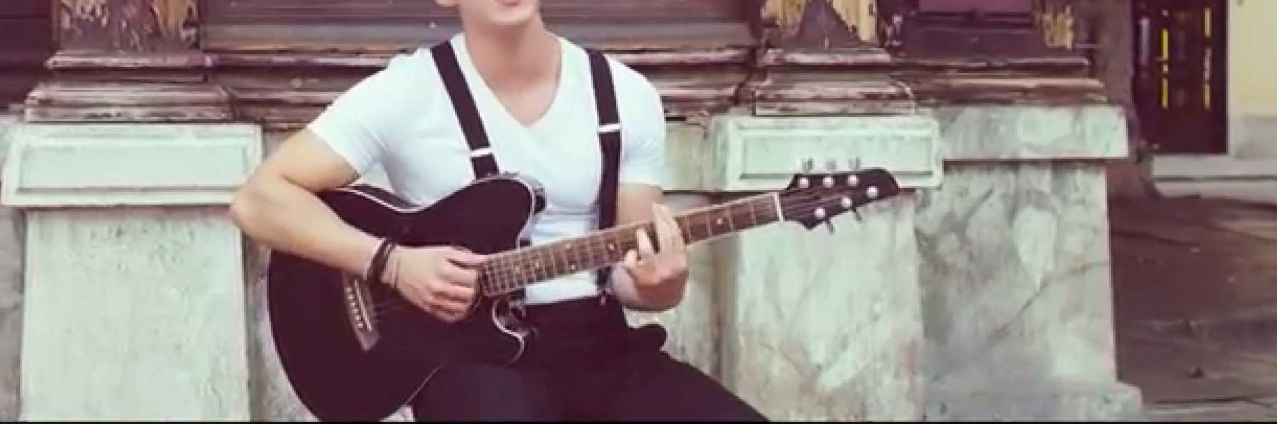 Këngëtari shqiptar thotë ‘e kam bërë’, zbulon marrëdhënien seksuale me 35-vjeçaren