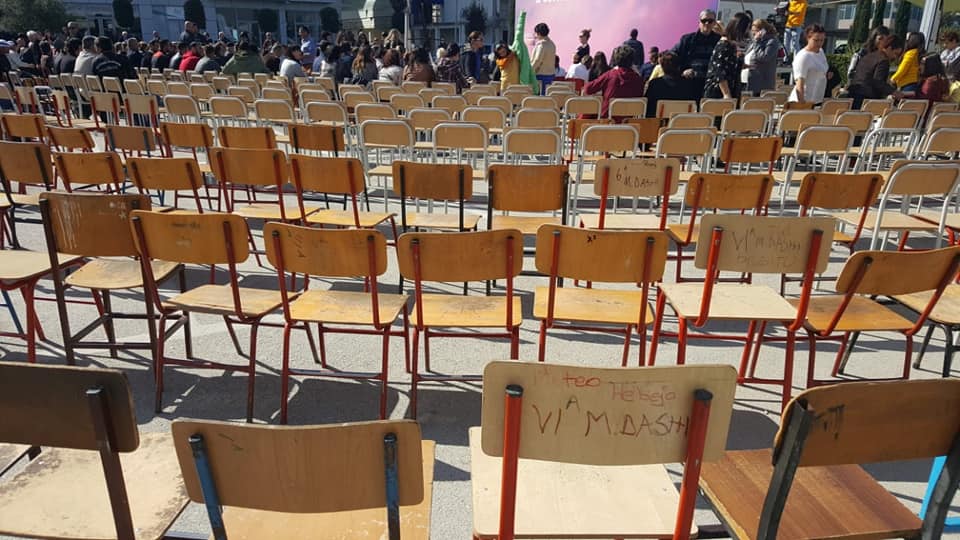 FOTO & VIDEO/ “Kryeministri Rama zbraz shkollat për takimin e vet partiak”