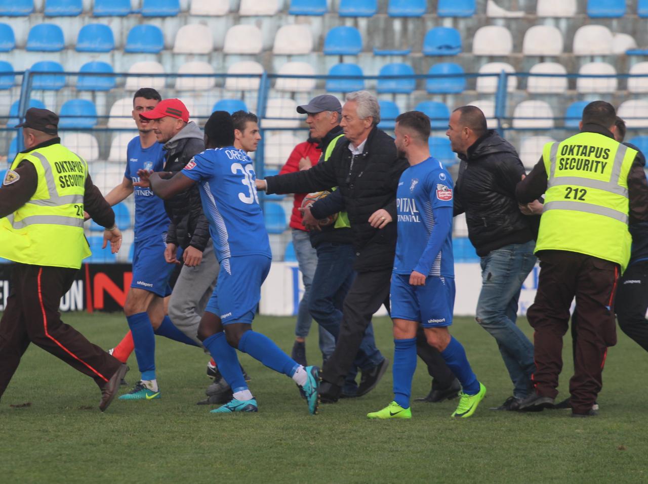Kamza rreh gjyqtarin, FSHF kërkon të kthehen policët në stadiume