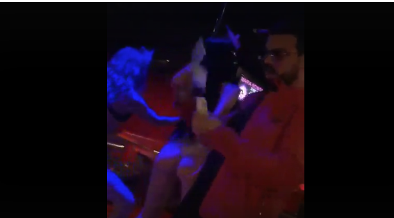 VIDEO/Këngëtari i njohur e kall me striptistet, derdh eurot mbi vithet e tyre