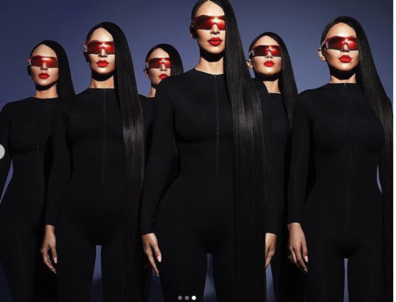 FOTO/Kim Kardashian trullos fansat në setin e fundit, mes sozive të saj vështirë të dallohet