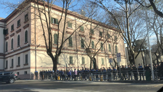 VIDEO/Tirana në shtetrrethim, qindra forca policie nuk lejojnë lëvizjen e lirë të qytetarëve