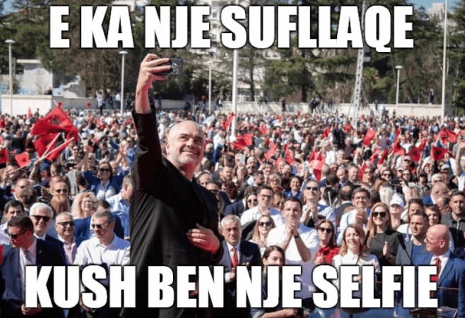 FOTO/ “Hajde bëje një selfie dhe fito një sufllaqe”, rrjeti tallet keqazi me mitingun e Ramës