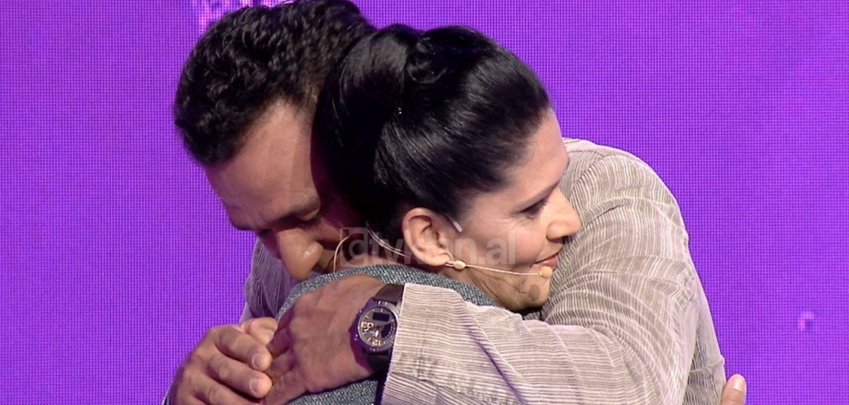 VIDEO/Historia prekëse, motër e vëlla bashkohen pas 38 vitesh