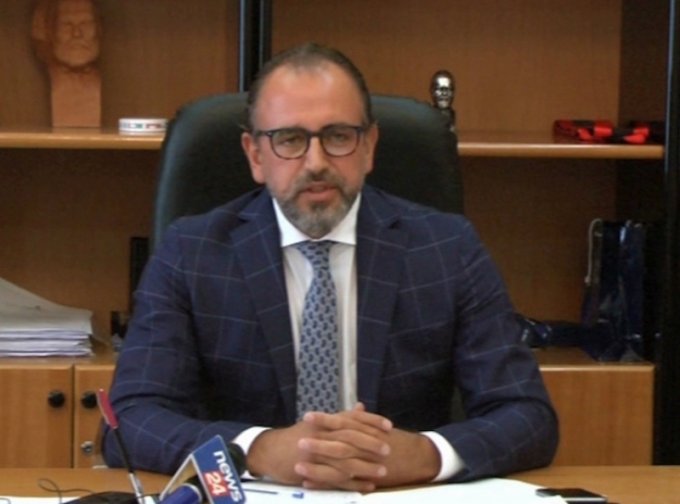 Denoncimi/ Kryetari i bashkisë së Vlorës merret peng në zyrën e tij, policia fsheh ngjarjen