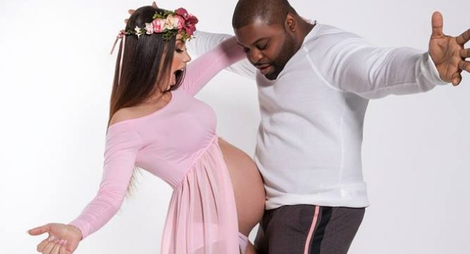 FOTO/E fshehtë dhe pa bujë, këngëtarja shqiptare bëhet nënë për herë të parë