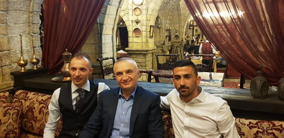 FOTO/Supriza e këndshme për Metën, takon dy shqiptarët e njohur në Azerbajxhan