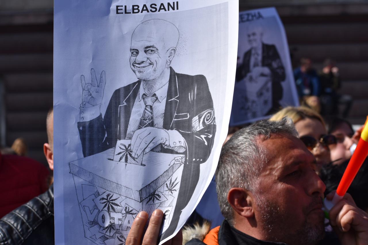 FOTO/ Marshimi i madh i qytetarëve, protestuesit rrethojnë kryeministrinë