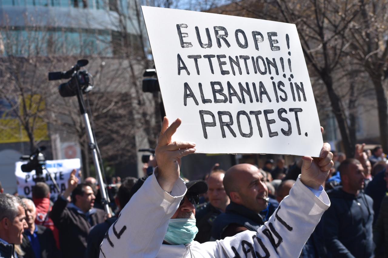 FOTO/ Marshimi i madh i qytetarëve, protestuesit rrethojnë kryeministrinë